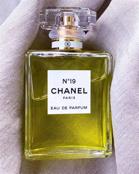 Chanel No 19 Eau de Parfum Chanel para Mujeres 